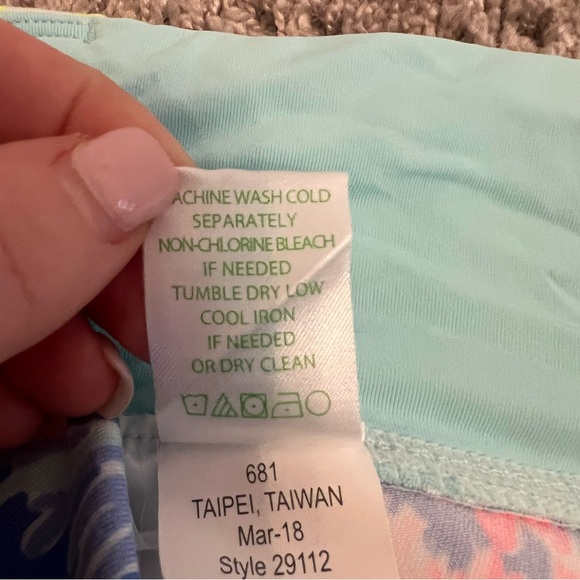 {Lilly Pulitzer} Luxletic Weekender Cropped Leggings - Mermaid Cove - Picture 5 of 13